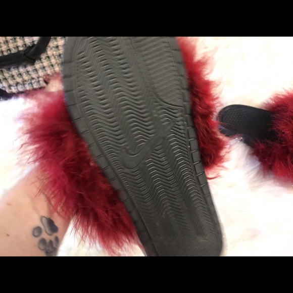 COPY - Nike fuzzy furry slides - Picture 2 of 5